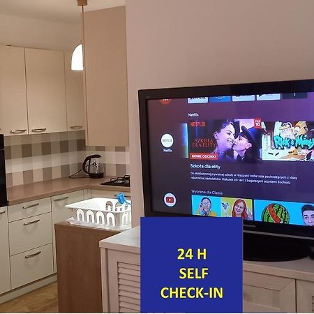포즈난 Self Check-In Targi Mtp Airport Szpital P 아파트 외부 사진